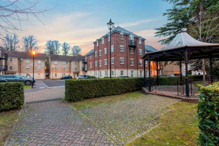 2 Bedroom Apartment To Rent In Old College Road Newbury, RG14