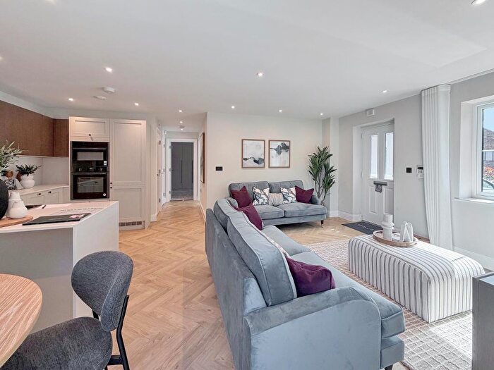 2 Bedroom Maisonette For Sale In Farleigh Road, Warlingham, Surrey, CR6