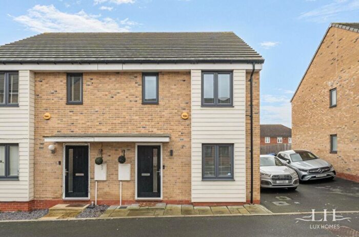 3 Bedroom Semi Detached House For Sale In Belhouse Avenue, Aveley, RM15