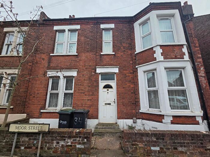 3 Bedroom House For Sale In Moor Street, Luton, LU1