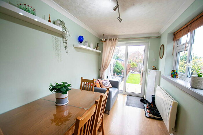 3 Bedroom Semi-Detached House For Sale In Vicarage Hill, Flitwick, MK45