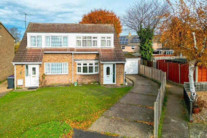 3 Bedroom Semi Detached House For Sale In Coombelands, Royston, SG8