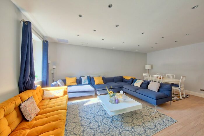 3 Bedroom Flat To Rent In Warren House, Beckford Close, London, W14
