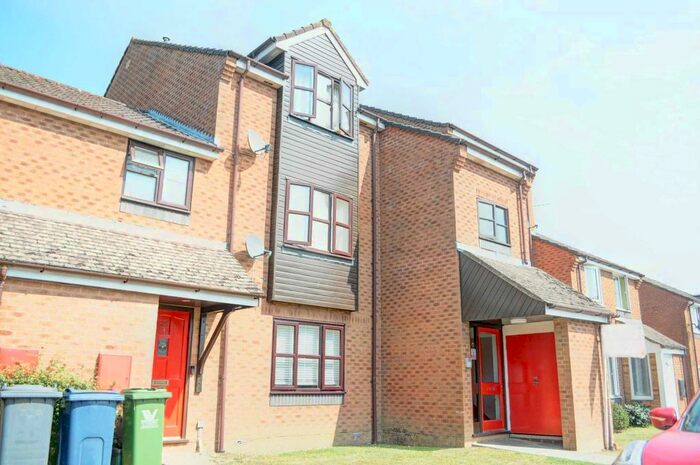 2 Bedroom Flat To Rent In Barkus Way, Stokenchurch, HP14