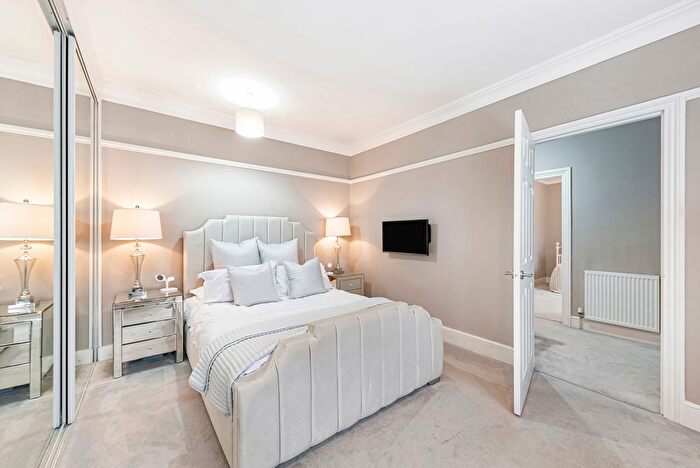 4 Bedroom Detached House For Sale In Clarence Crescent, Sidcup, DA14