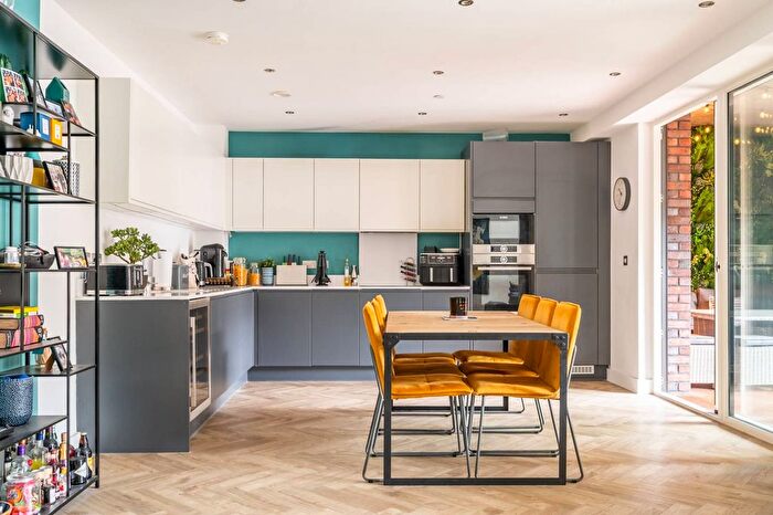 3 Bedroom Flat To Rent In Rookwood Way, Hackney Wick, London, E3