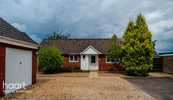 2 Bedroom Detached Bungalow For Sale In Pine Tree Court, Hopton, IP22