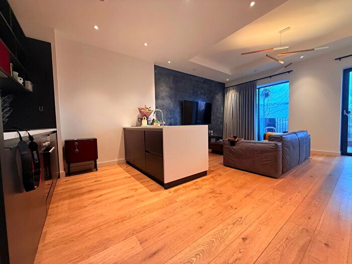 2 Bedroom Flat To Rent In Modena House, London City Island, London, E14