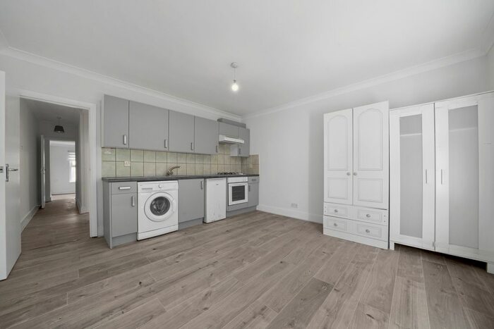 2 Bedroom Flat To Rent In St. Mary's Road, Surbiton, KT6