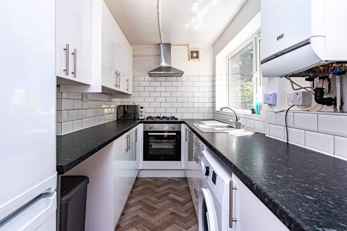 4 Bedroom Semi Detached House To Rent In Forest Grove, NG1