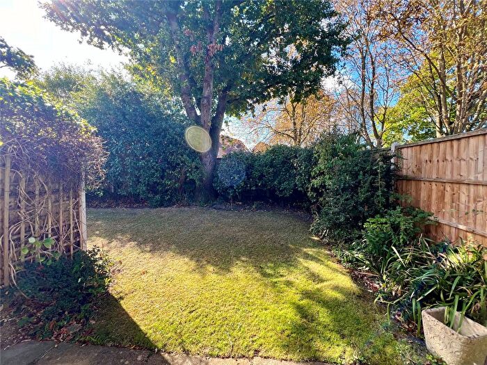 1 Bedroom Flat For Sale In Chasefield Close, Guildford, Surrey, GU4