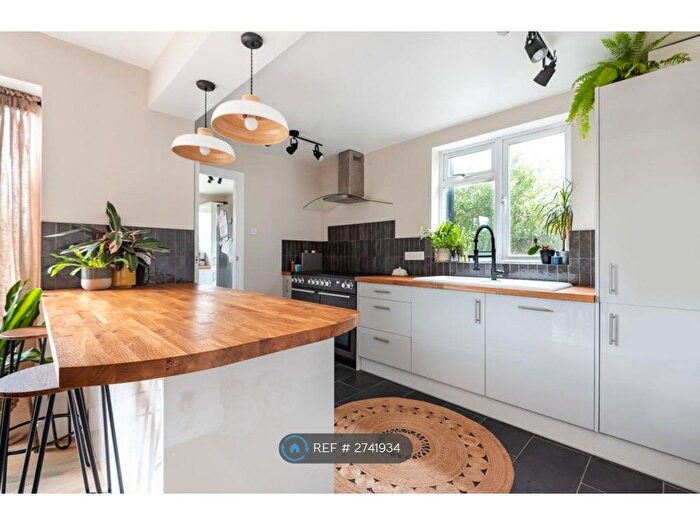 4 Bedroom Semi Detached House To Rent In Warren Avenue, Southampton, SO16