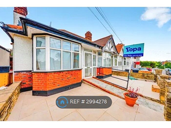 3 Bedroom Bungalow To Rent In Hamilton Avenue, Ilford, IG6