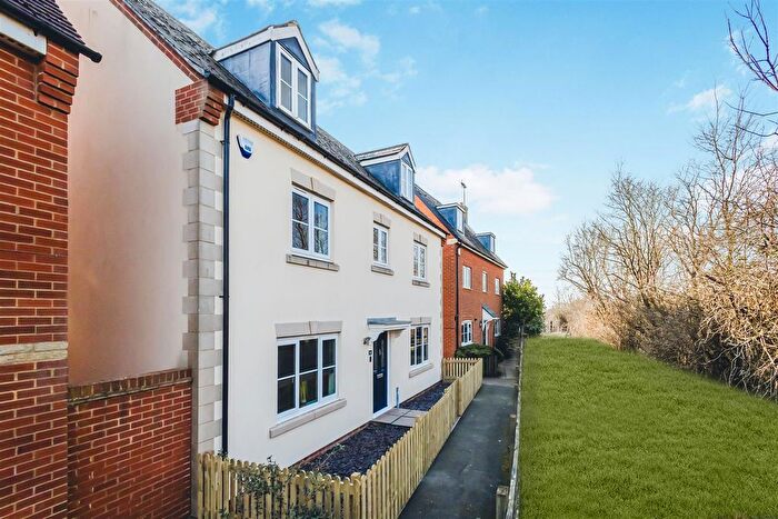 6 Bedroom Detached House For Sale In Southwold Close, Oakhurst, Swindon, SN25