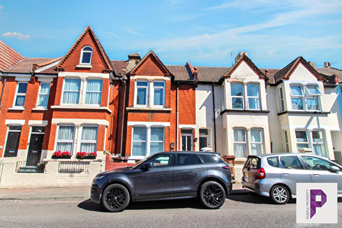2 Bedroom Flat For Sale In Canterbury Street, Gillingham, Kent, ME7