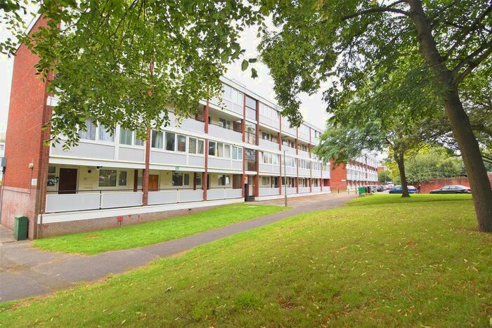 4 Bedroom Flat To Rent In Holybourne Avenue, London, SW15