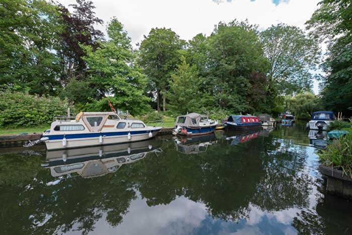4 Bedroom Terraced House For Sale In Sycamore Way, Teddington, TW11