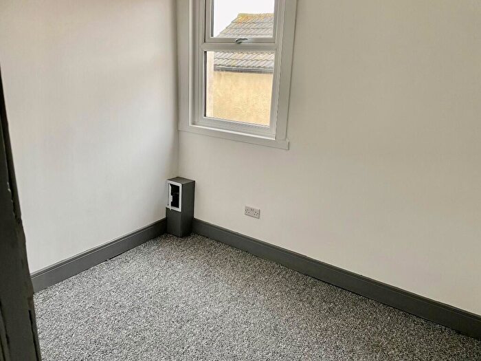 2 Bedroom Flat To Rent In Cobham Road, Westcliff-On-Sea, Essex, SS0