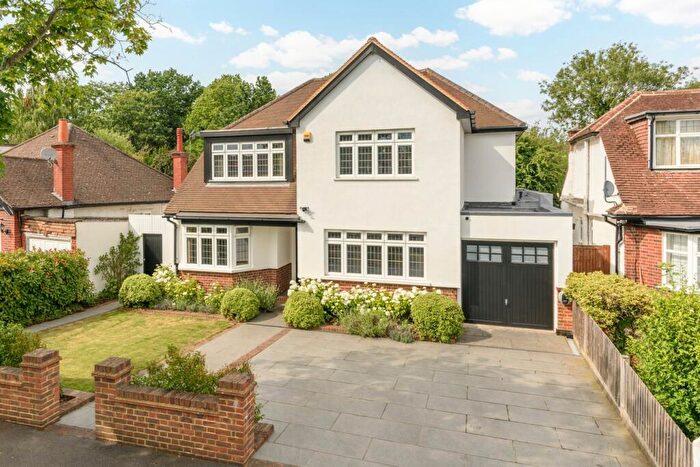 4 Bedroom Detached House For Sale In Garrick Close, Walton-on-Thames, KT12