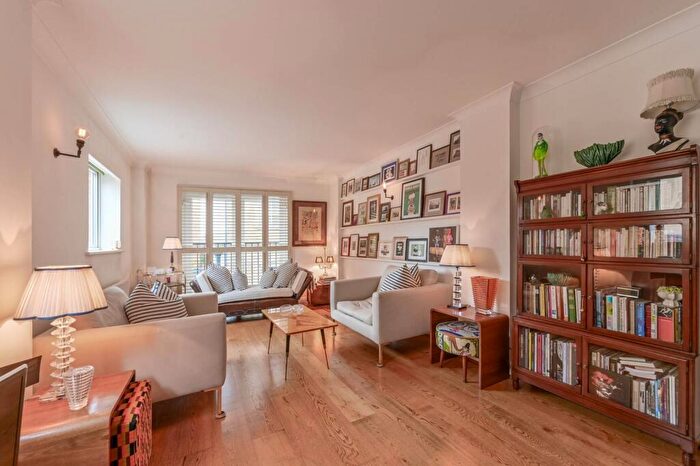 2 Bedroom Flat For Sale In Lamb Court, Tower Hamlets, London, E14