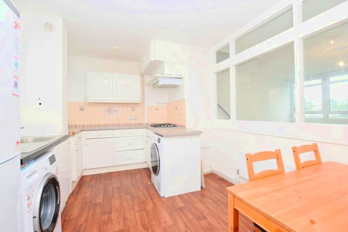 3 Bedroom Flat To Rent In Sceaux Gardens, London, SE5