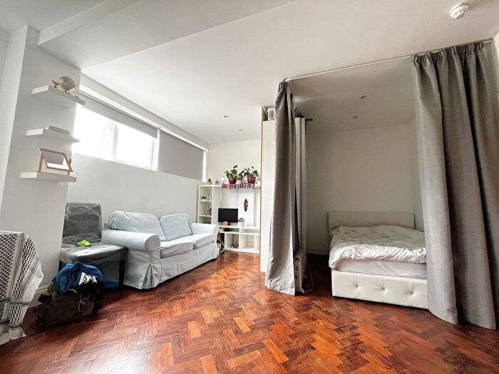 Studio To Rent In Vale Road, London, N4