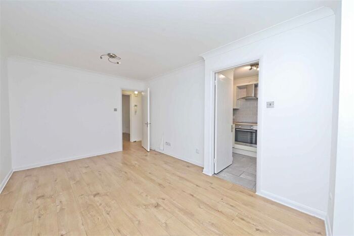 1 Bedroom Flat For Sale In Gainsborough Road, Hayes, UB4