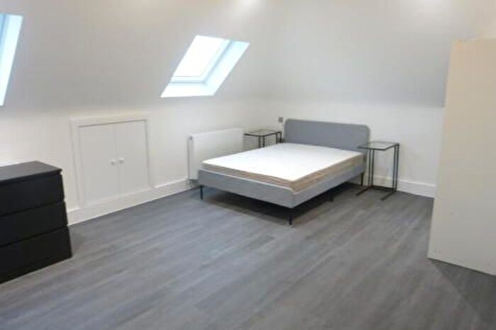 Studio To Rent In London, NW4