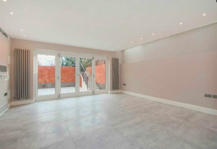 2 Bedroom Flat To Rent In Lyndhurst Road, Hampstead, NW3