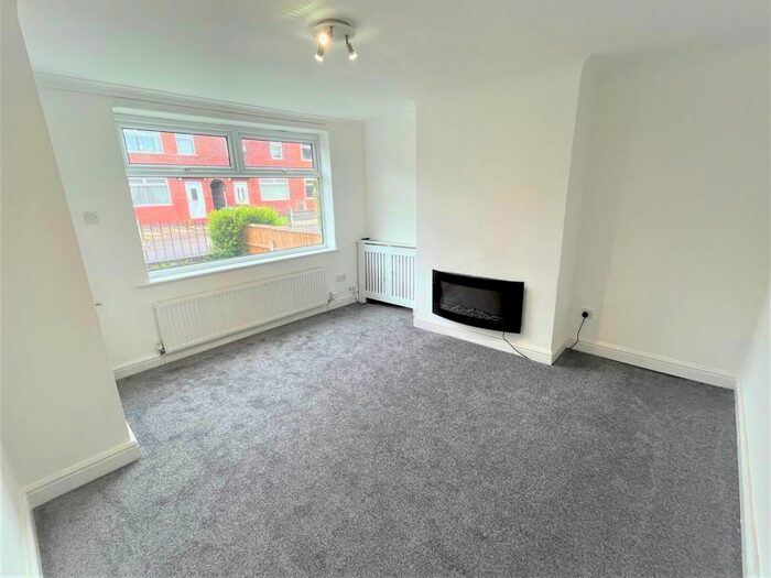 3 Bedroom Semi-Detached House To Rent In Dalton Drive, Pendlebury, Swinton, Manchester, M27