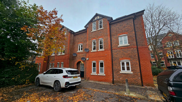 2 Bedroom Flat To Rent In Pencarrow Close, Didsbury, M20