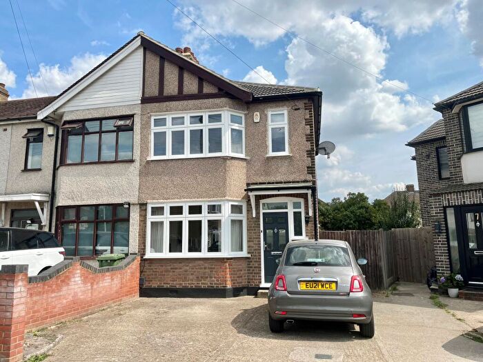 3 Bedroom End Of Terrace House For Sale In Cherry Tree, Rainham, RM13