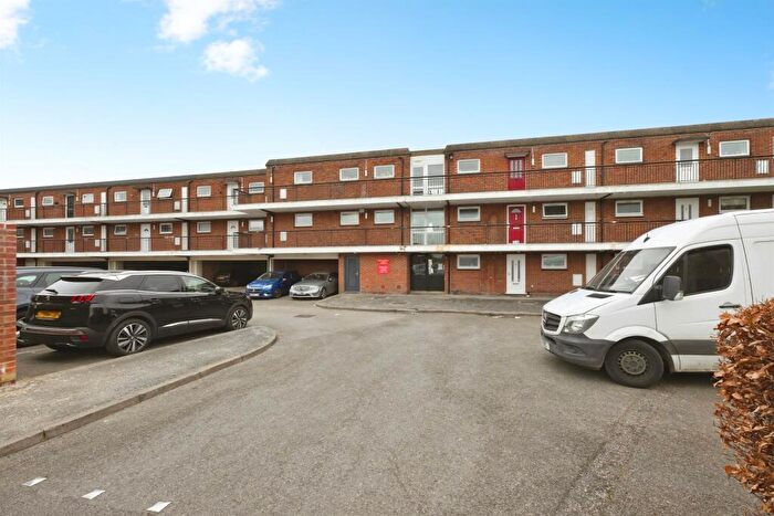 2 Bedroom Apartment For Sale In Chaucer Way, Hoddesdon, EN11