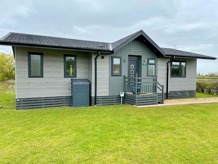 2 Bedroom Chalet For Sale In Finch Lodge, Willow Lakes, Ashby Cum Fenby, DN37