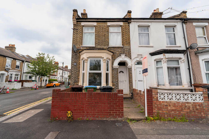 2 Bedroom Flat To Rent In Kingsdown Road, Leytonstone, E11