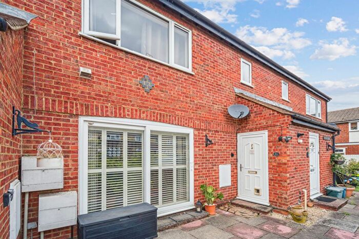 2 Bedroom Flat For Sale In Essex Road, Thame, OX9