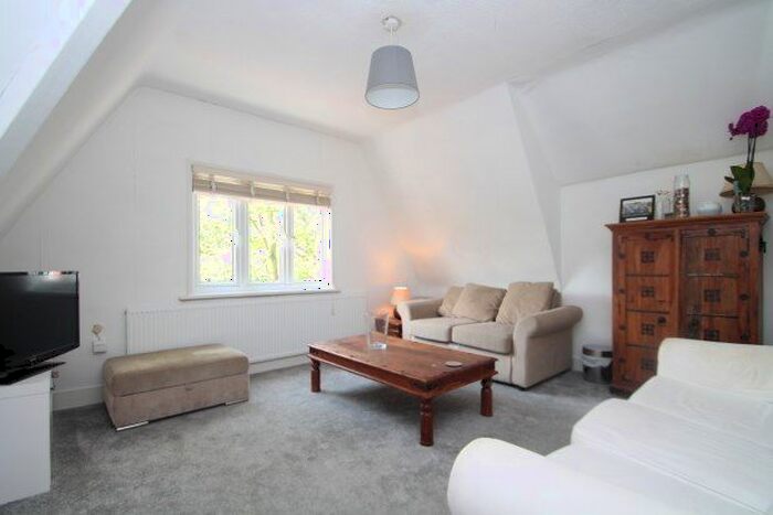 2 Bedroom Flat To Rent In Birch Tree, Bromley, BR2