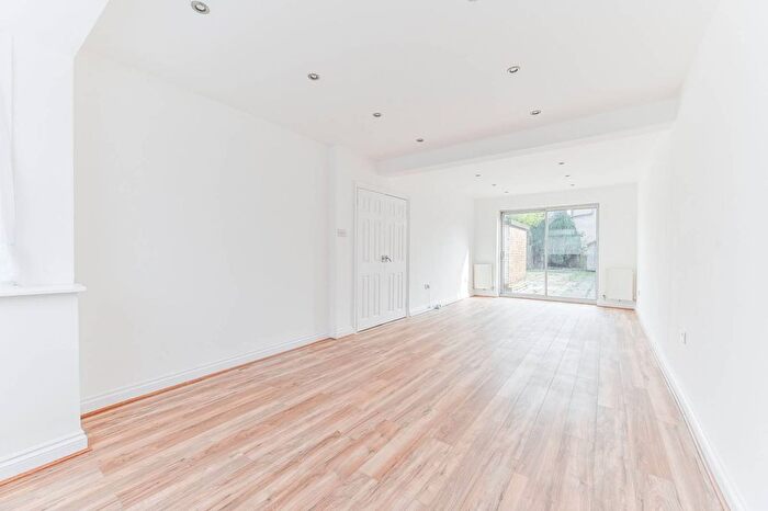3 Bedroom Maisonette To Rent In Rowan Road, Streatham Vale, London, SW16