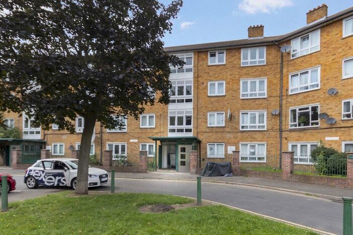 3 Bedroom Flat To Rent In Binfield Road, London, SW4