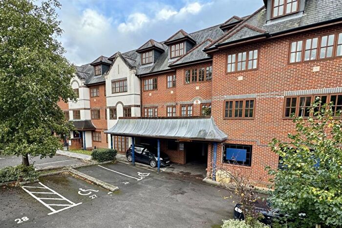 2 Bedroom Flat For Sale In Godalming, GU7