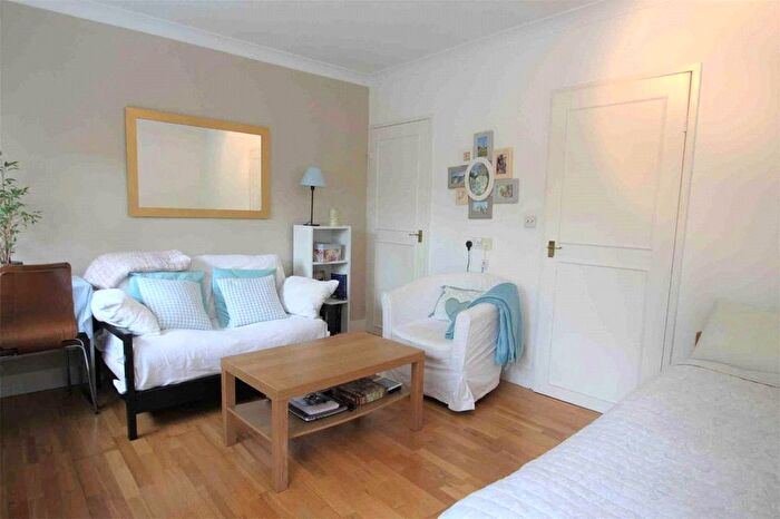 1 Bedroom Flat For Sale In Downholme, - Upper Richmond Road, Putney, London, SW15