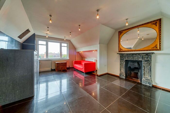 1 Bedroom Flat To Rent In Gleneldon Road, London, SW16