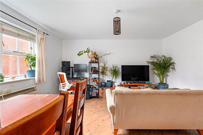 2 Bedroom Flat To Rent In Lisle Close, Heritage Park, London, SW17