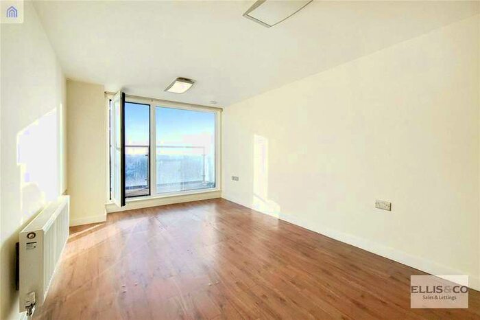 2 Bedroom Flat To Rent In The Green, Southall UB2
