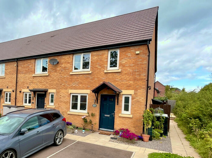 3 Bedroom End Of Terrace House For Sale In Duncan Drive, GL15