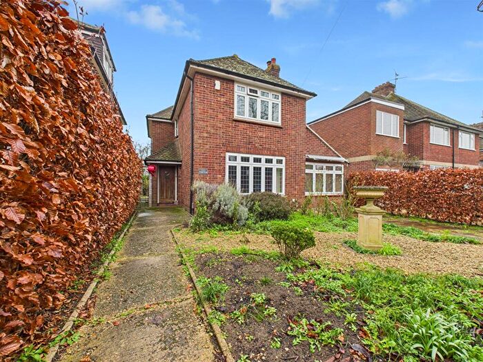 3 Bedroom Detached House For Sale In Tring Road, Aylesbury, Buckinghamshire, HP20