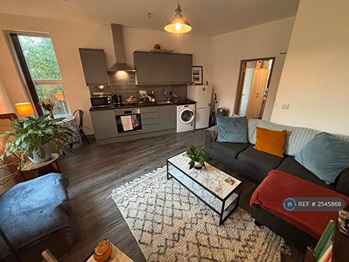 1 Bedroom Flat To Rent In Buckingham Mount, Leeds, LS6