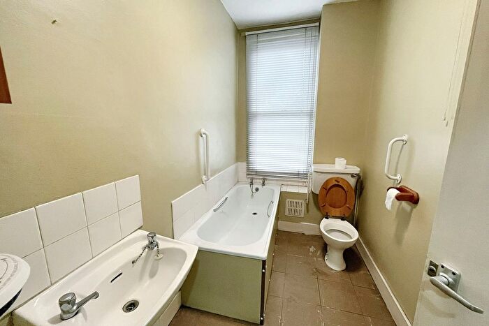 1 Bedroom Flat For Sale In Davisville Road, London, W12
