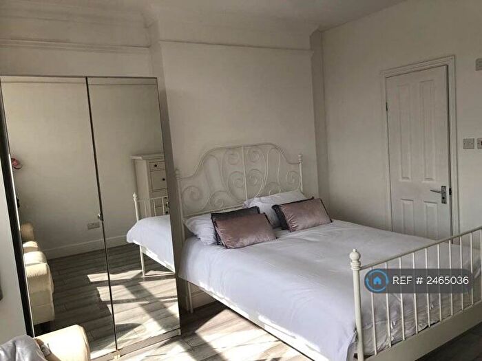 Studio To Rent In Yew Tree Road, Slough, SL1