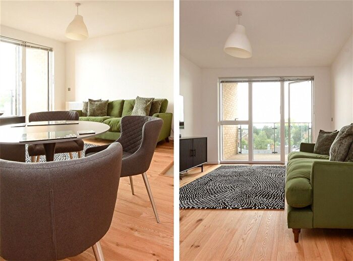 2 Bedroom Flat For Sale In Russells Crescent, Horley, Surrey, RH6